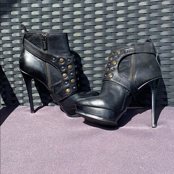 !SOLD! Michael Kors Black stiletto boot - Picture 3 of 10